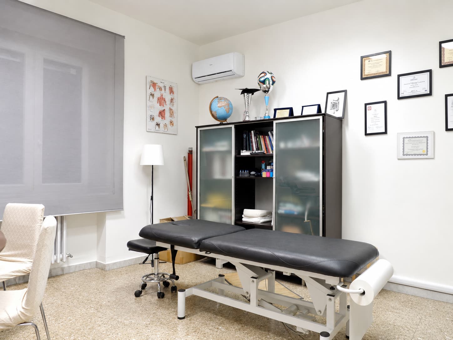 Sala osteopatia con lettino da trattamento