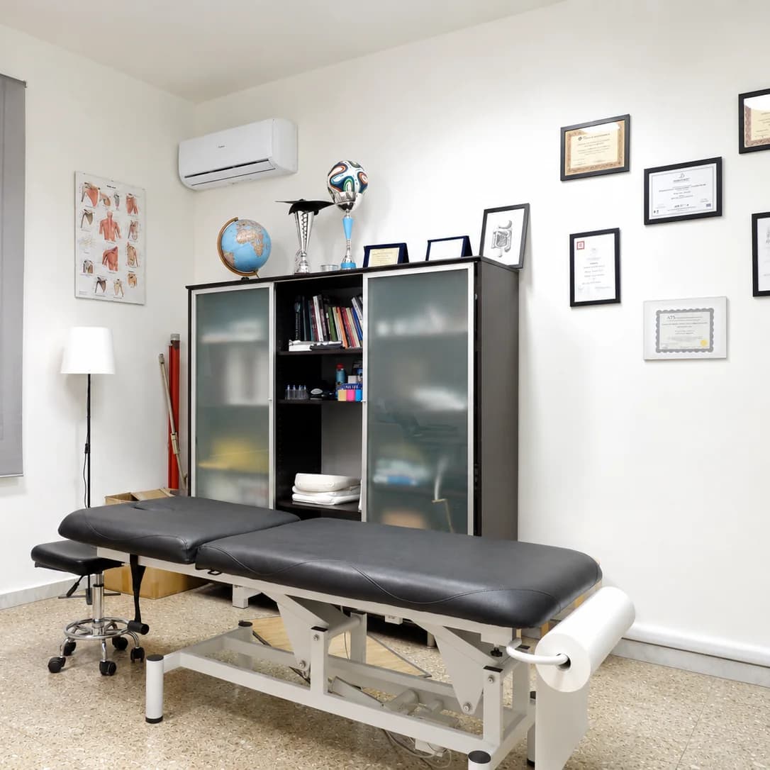 La sala trattamenti dello Studio Chin&Sport a Grottaferrata, con il lettino per l'osteopatia